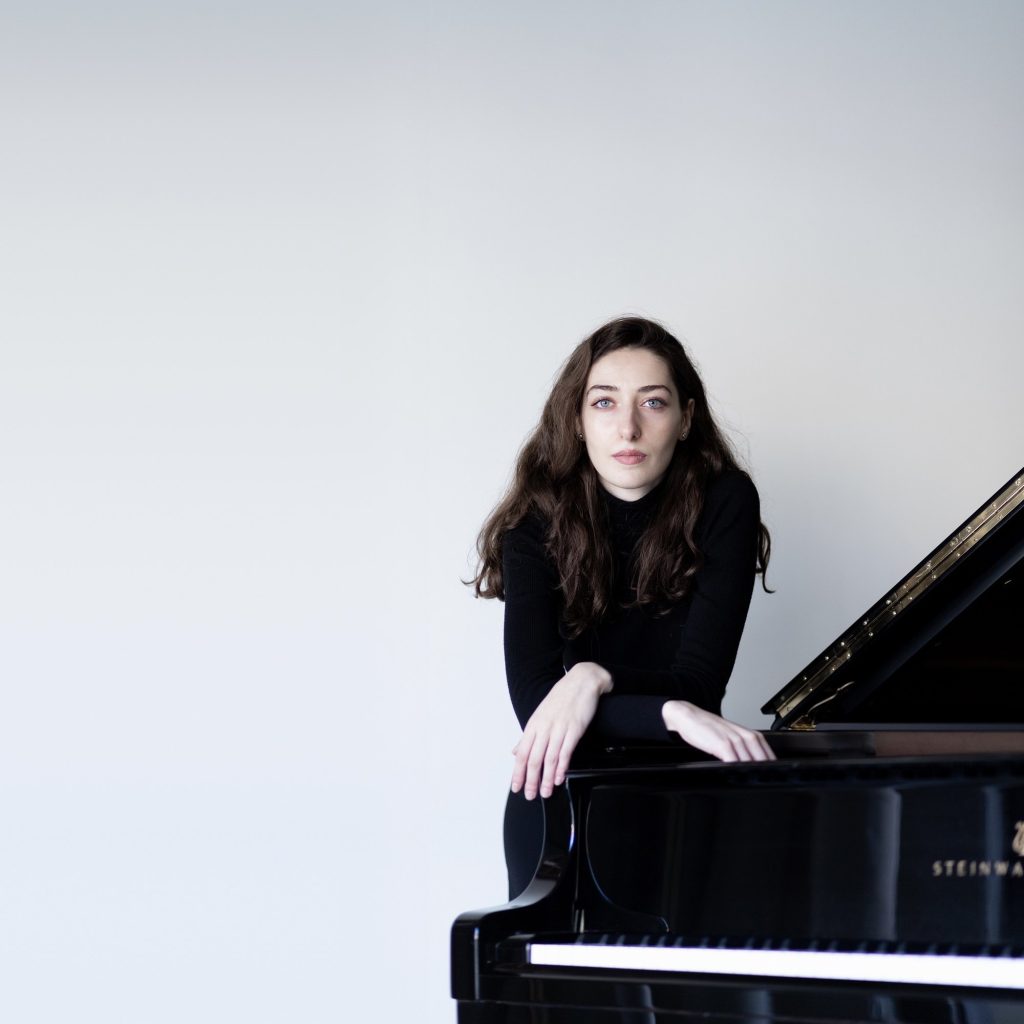 Irma Gigani, Klavier